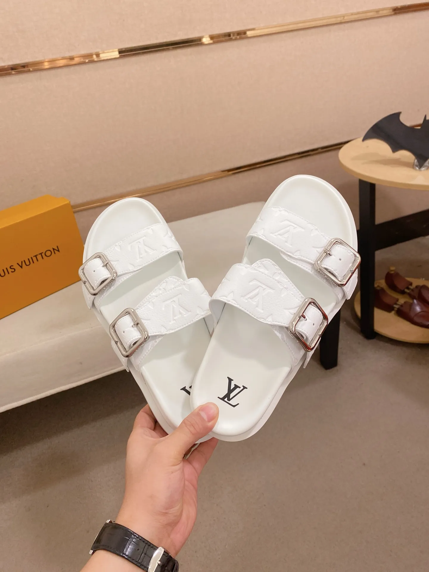 Factory price: 340💰Made by LV🔍Top purchasing agent, synchronized with men's spring and summer slippers counters. The uppers are made of cowhide imported from Italy, with logo graphics and high-quality craftsmanship. Soles: original soles specially provided by the original factory. Exclusive molded soles are super comfortable. Original factory follow-up orders. High quality. You can enter and exit the counter at will. Welcome to compare. Code number is 38-44.